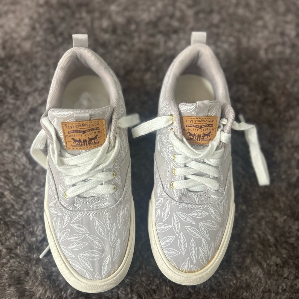 Levi's Women's Light Gray Leaf-Print Low Top Sneakers